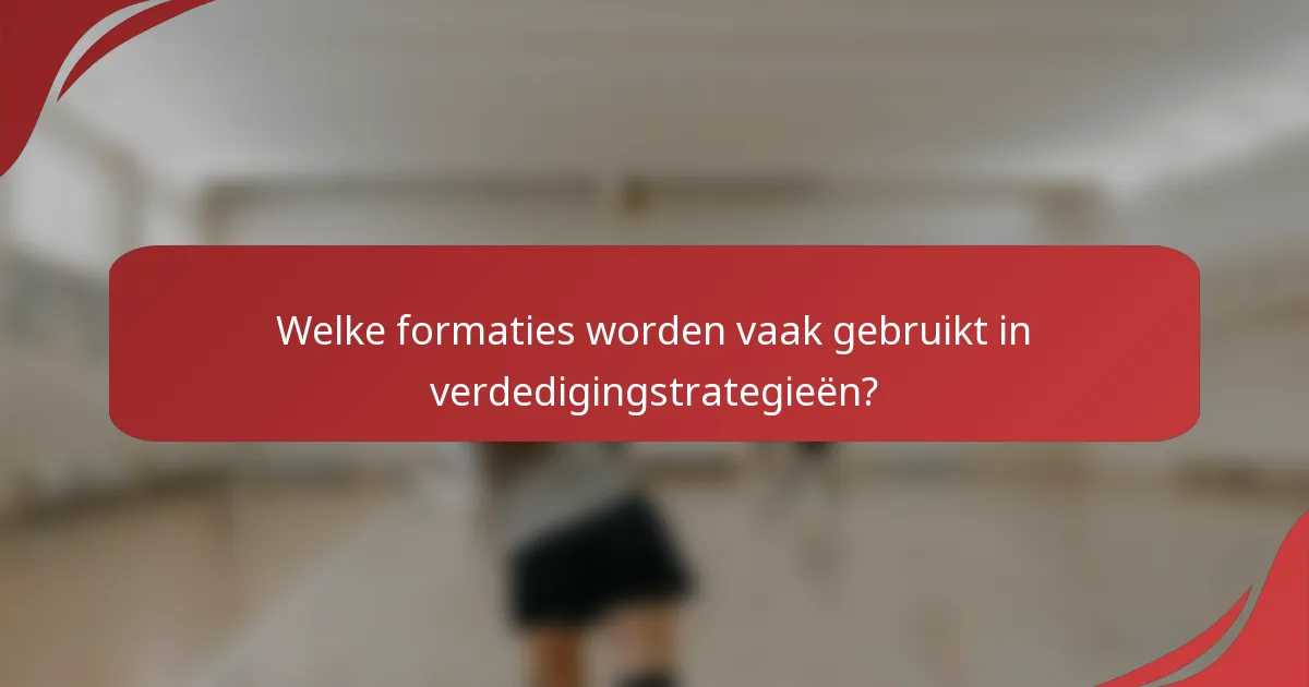 Welke formaties worden vaak gebruikt in verdedigingstrategieën?
